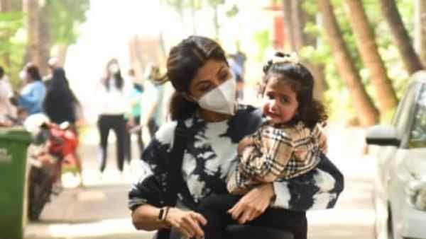 शिल्पा शेट्टी की बेटी समिषा का स्कूल का पहला दिन, रो रोकर हो गईं लाल - बेहद क्यूट तस्वीरें