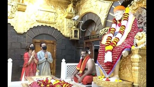 साई दरबार पहुंची शिल्पा शेट्टी, Video में पति राज कुंद्रा के साथ हाथ जोड़ते दिखीं एक्ट्रेस
