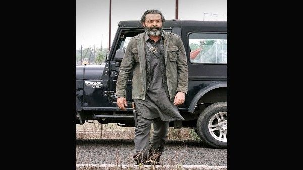 'लव हॉस्टल' में बॉबी देओल के साल्ट और पेपर लुक देख पागल हुए फैंस, लगातार कर रहे हैं तारीफ!