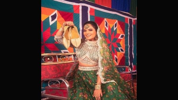 ऋचा चड्ढा ने 'हम आपके हैं कौन' से माधुरी दीक्षित के आइकॉनिक लुक को रीक्रिएट किया!