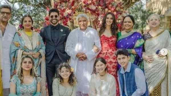 Pics: फरहान अख्तर की बेटियों ने शिबानी दांडेकर के साथ खिंचवाई फैमिली फोटो, शादी में जमकर किया डांस