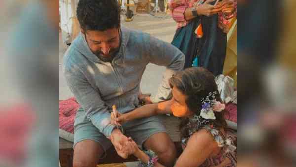 फरहान अख्तर - शिबानी दांडेकर की शादी की सबसे प्यारी तस्वीर: फरहान के हाथों पर मेहंदी लगातीं शिबानी