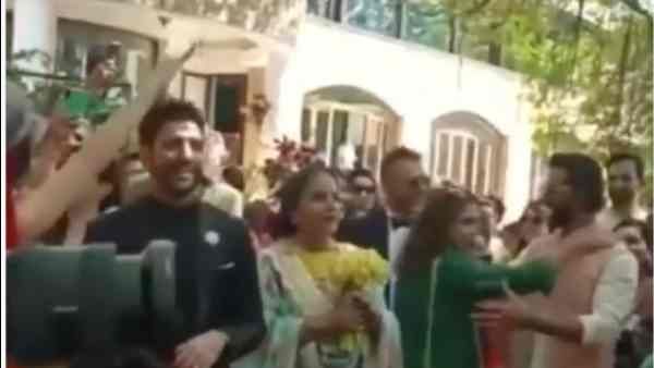 फरहान अख्तर शिबानी डांडेकर की शादी के वीडियो: बारात में इस गाने पर नाचते दिखे बेस्ट फ्रेंड ऋतिक रोशन