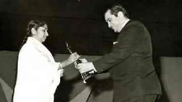 जब फिल्मफेयर अवार्ड ना मिलने पर झगड़ पड़ीं थीं लता मंगेशकर, गुस्से में किया था परफॉर्म करने से मना