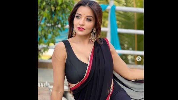 ब्लैक साड़ी में भोजपुरी एक्ट्रेस मोनालिसा ने दिखाया फिगर, कातिलाना फोटो से लगाई आग