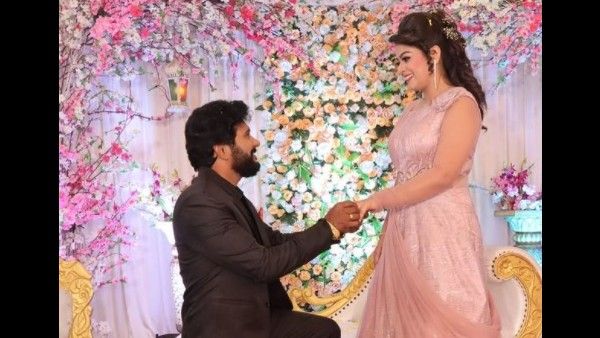 भोजपुरी एक्ट्रेस निधि झा की ब्वॅायफ्रेंड यश कुमार से सगाई, बोलीं- आप मेरे सब कुछ, Video में दिखा रोमांस