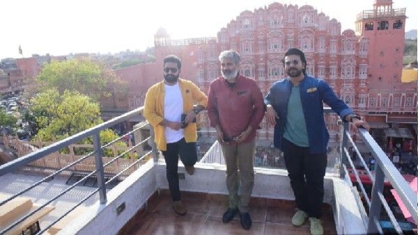 'RRR' टीम ने एसएस राजामौली की मैग्नम ओपस के लिए किया ग्रैंड अंदाज में जयपुर के कॉलेज का दौरा