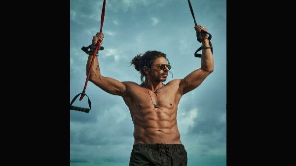 पठान लुक से शाहरुख खान ने फिर जीता दिल, ताबड़तोड़ एक्शन के लिए बनाए एब्स!