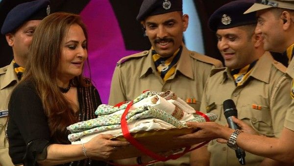 'हुनरबाज- देश की शान' शो पर पुलिस बैंड को जया प्रदा ने दिया सबसे खास गिफ्ट, होली की मची धूम