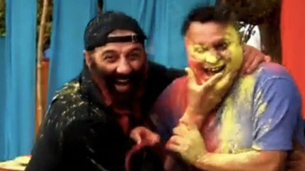 VIDEO: 'गदर 2' के सेट पर सनी देओल ने खेली जमकर होली, मचाया जमकर हंगामा