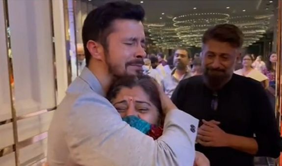 'द कश्मीर फाइल्स' देख महिला ने रोकर छुए निर्देशक के पैर, बेहद भावुक VIDEO, टैक्स फ्री हुई फिल्म