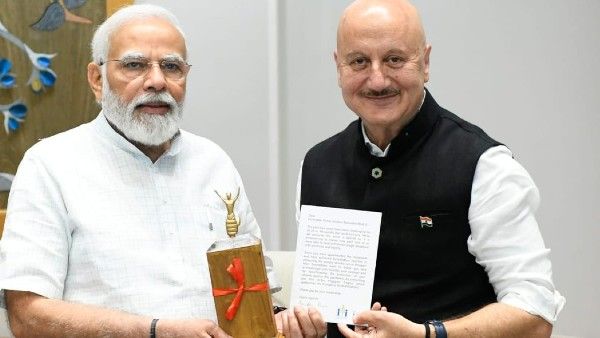 अनुपम खेर की पीएम नरेंद्र मोदी से खास मुलाकात- मानवीय भावना की जीत का जश्न