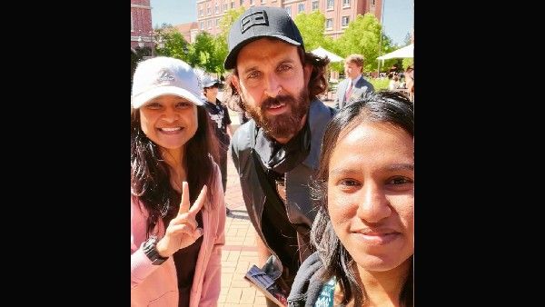 USC कैंपस पहुंचे ग्रीक गॉड ऋतिक रोशन, देखते ही पागल हुए फैंस!