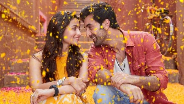 आलिया- रणबीर की शादी के पहले अयान मुखर्जी ने दिया खास तोहफा, साझा किया दोनों का प्यारा वीडियो!