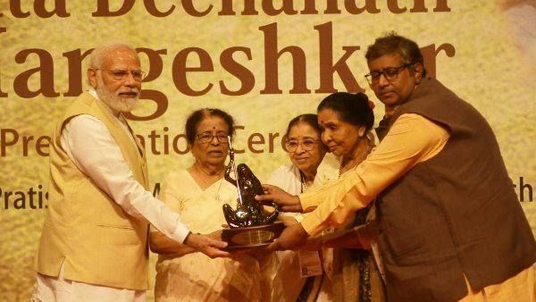 लता दीनानाथ मंगेशकर पुरस्कार से सम्मानित किए गए प्रधानमंत्री मोदी, भावुक होकर कहा- 'ये पुरस्कार जन जन का है'