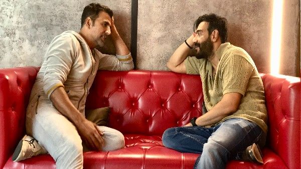 अक्षय कुमार को अजय देवगन ने दी बधाई, इंडस्ट्री में पूरे किए हैं 30 साल!