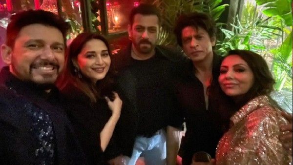 सलमान, शाहरुख और माधुरी दीक्षित एक फ्रेम में, करण जौहर की पार्टी से वायरल हुई शानदार तस्वीर!