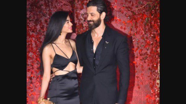 करण जौहर की बर्थडे पार्टी में हाथों में हाथ लिए पहुंचे ऋतिक रोशन और सबा आज़ाद, देंखे तस्वीरें और वीडियो