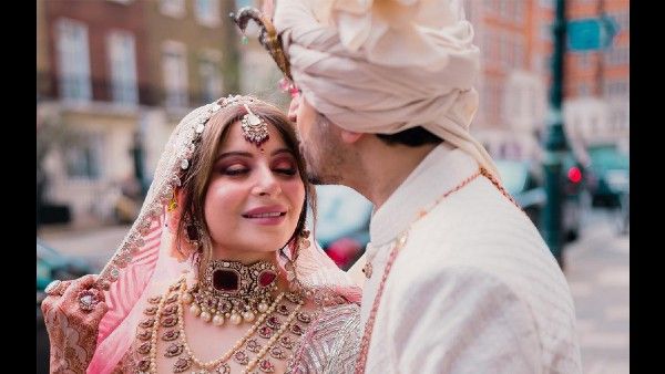43 की उम्र में बेबी डॉल सिंगर कनिका कपूर ने की दूसरी शादी, पिंक लहंगे में इतनी खूबसूरत