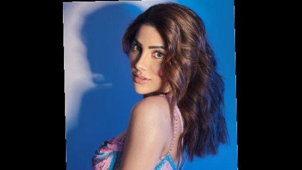 बिग बॅास फेम निक्की तंबोली ने दिखाया अपना सेक्सी लेग्स, नया फोटोशूट अकेले में देखिए