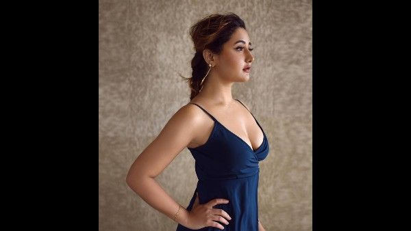 भोजपुरी इंडस्ट्री में आग लगा चुकी रश्मि देसाई का सबसे सेक्सी फोटोशूट,उड़ने लगी ड्रेस VIDEO