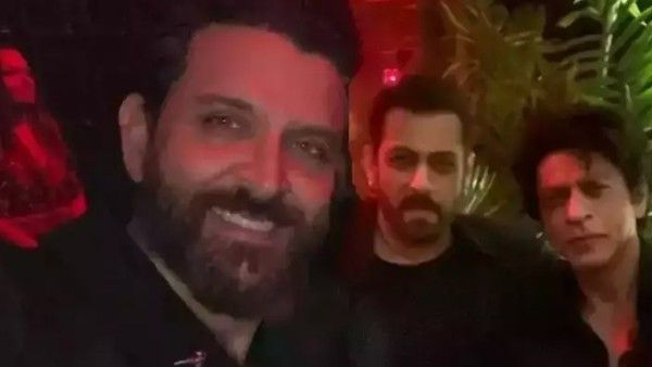 ऋतिक रोशन, सलमान खान और शाहरूख खान की तस्वीर साथ में तस्वीर ने दी Spy Universe की झलक