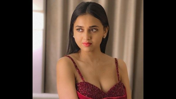 नागिन 6 एक्ट्रेस तेजस्वी प्रकाश ने रेड ड्रेस में दिखाया जलवा, तस्वीरों में सबसे सेक्सी