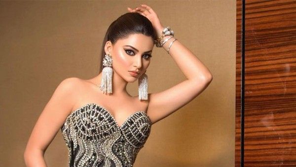 उर्वशी रौतेला ने खूबसूरत दिखने के लिए पहना 24K गोल्ड से बना 4 लाख का मास्क, देखिए फोटो