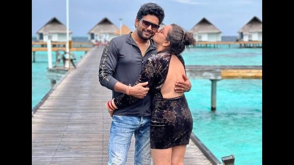 भोजपुरी एक्ट्रेस निधि झा का पति के साथ मालदीव हनीमून, कैमरे के सामने इतनी बोल्ड VIDEO