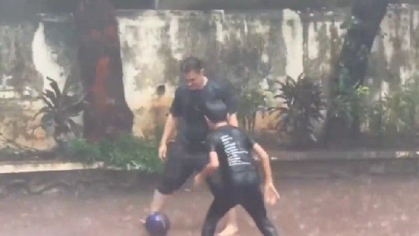 मुंबई की बारिश में बेटे आजाद खान के साथ आमिर खान ने एन्जॉय किया फुटबॉल!