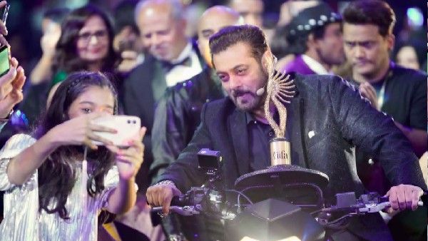 IIFA 2022- सलमान खान की दमदार एंट्री ने जीता फैंस का दिल, ऐश्वर्या के साथ नजर आए अभिषेक बच्चन!