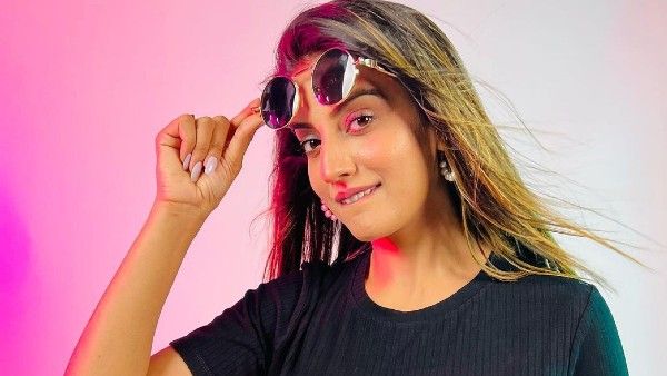 VIDEO भोजपुरी एक्ट्रेस अक्षरा सिंह का 'तू चीज है मस्त' सांग पर सबसे सेक्सी डांस, अकेले में देखिए