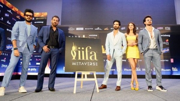 IIFA 2022: प्रेस कॉन्फ्रेंस पर सीनियर सलमान खान के साथ दिखे यंग सितारे अनन्या, सारा, टाईगर, अपारशक्ति