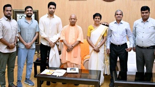 उत्तर प्रदेश मुख्यमंत्री योगी आदित्यनाथ की एक्टर अदिवि शेष- मेजर उन्नीकृष्णन के माता-पिता से खास मुलाकात