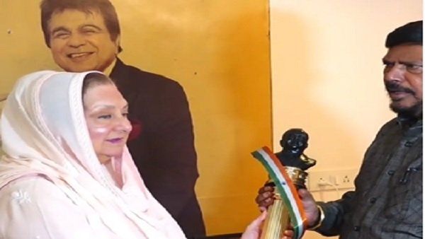 दिलीप कुमार को याद कर स्टेज पर ही रो पड़ीं सायरा बानो, की भारत रत्न देने की मांग- देंखे वीडियो