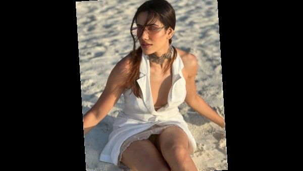 अंतरराष्ट्रीय योग दिवस : प्यार का पंचनामा एक्ट्रेस ने रेत में बैठ, बिकिनी में किया सेक्सी योगा , फोटो वायरल