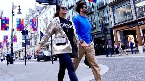 अपारशक्ति खुराना अपने बिजी शेड्यूल के बीच अपनी पत्नी आकृति के साथ छुट्टी मनाने लंदन रवाना हुए!