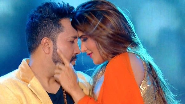 स्वयंवर मीका दी वोटी: बेहद सेक्सी डांस के साथ रिया किशनचंदानी ने जीता मीका सिंह का दिल और Alone time