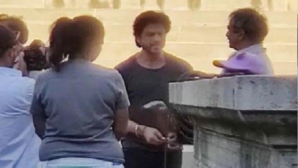 शाहरुख खान की डंकी से एक तस्वीर लीक, राजकुमार हिरानी के साथ बात करते दिखे!