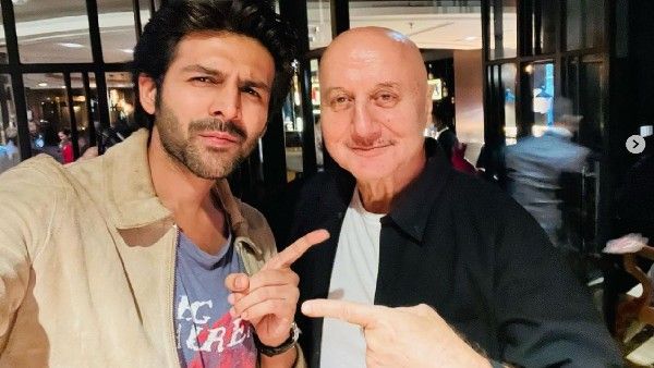 अनुपम खेर ने कार्तिक आर्यन के साथ शेयर की सेल्फी - लिखा इस साल के केवल दो ही सुपरस्टार