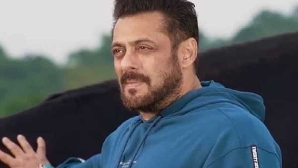 ऐसी दिखती है सलमान खान की बुलेट प्रूफ कार, गन लाइसेंस मिलने के बाद एयरपोर्ट पर स्पॉट हुए मेगास्टार!