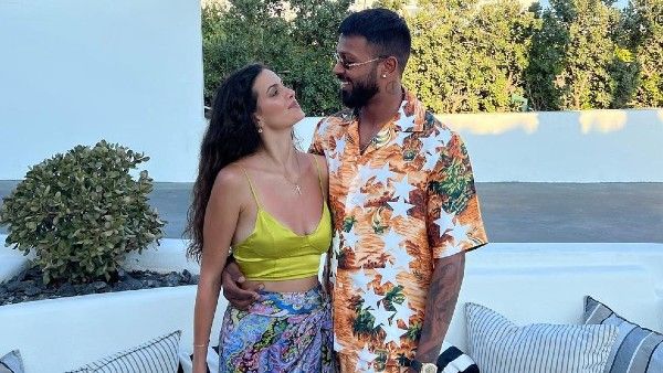 हार्दिक पांड्या की पत्नी नताशा ने बिकिनी में कराया फोटोशूट, अकेले में देखिए फोटो और वायरल वीडियो