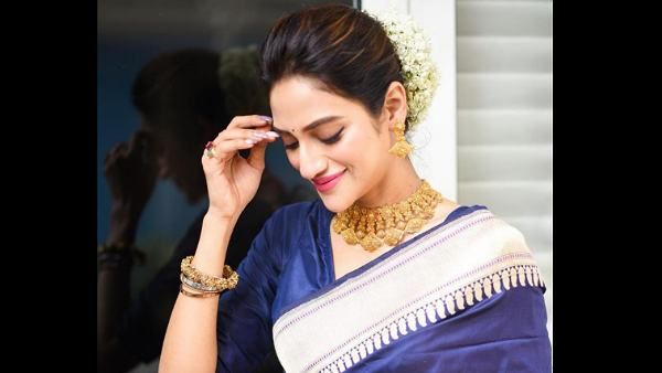 ब्लू कलर की बनारसी साड़ी, हेवी जूलरी और गजरे में दिखा एक्ट्रेस नुसरत जहां का ट्रेडिशनल लुक- PHOTOS