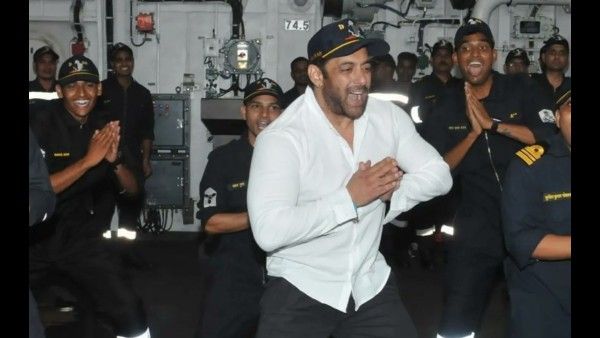 स्वतंत्रता दिवस से पहले भारतीय नौसेना के लिए सलमान खान ने बनाई रोटी, किया जमकर डांस, देखिए फोटो