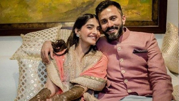 सोनम कपूर ने दिया बेटे को जन्म, सोशल मीडिया पर फैंस दे रहे हैं बधाई!