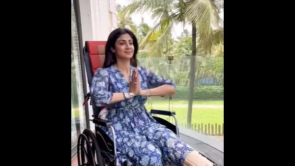 पैर फ्रैक्चर होने के बाद शिल्पा शेट्टी ने ऐसे किया योगा, वीडियो में दिखाई हिम्मत