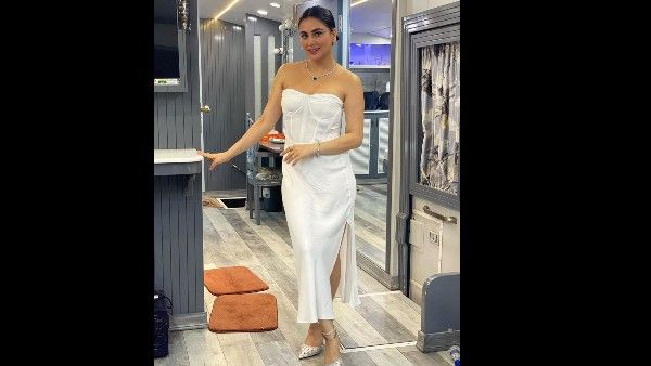 कातिलाना ओपन ड्रेस में 'कुंडली भाग्य' फेम श्रद्धा आर्या ने दिखाया अपना फिगर, इंटरनेट पर वायरल तस्वीरें