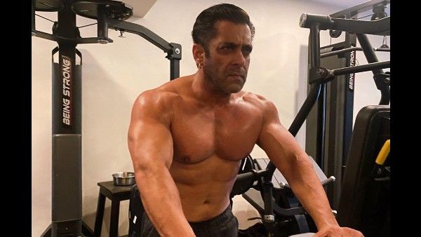 सलमान खान की शर्टलेस फोटो में दिखी जबरदस्त बॅाडी, फैंस ने बोला फायर भाईजान या टाइगर 3
