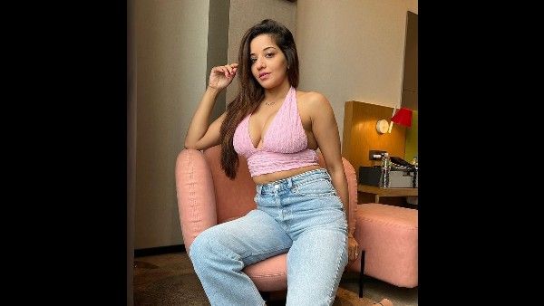 डीप नेक टाॅप पहन भोजपुरी एक्ट्रेस मोनालिसा ने शेयर किया सबसे सेक्सी फोटो, यूजर्स ने खोजा काला तिल,