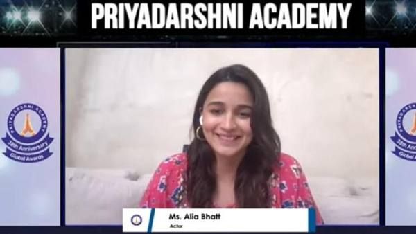 आलिया भट्ट को भारतीय सिनेमा में उनके योगदान के लिए मिला स्मिता पाटिल मेमोरियल अवॉर्ड